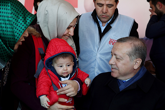 Cumhurbaşkanı Erdoğan halkoylaması stantlarını ziyaret etti